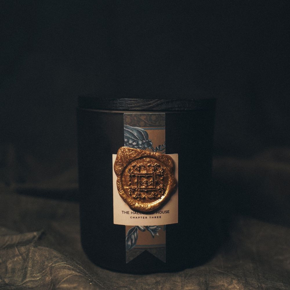 Faire Fortune candle with rare spices and woods for a sense of worldly opulence.